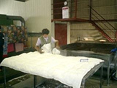 ふとんを広げて､水丸洗い